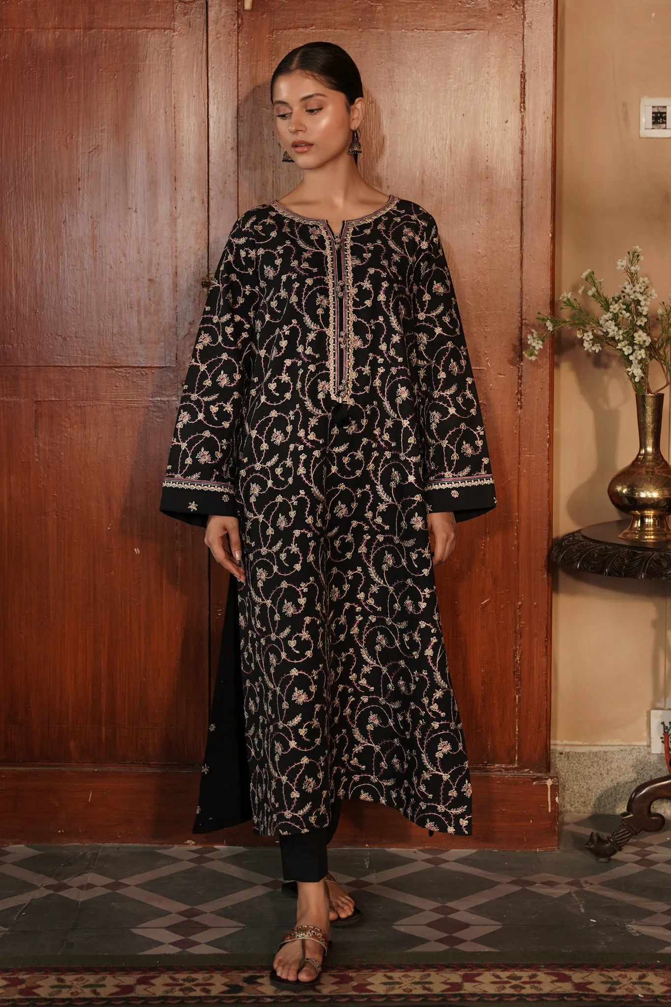 40% OFF BLACK KASHMIRI PATTERN EMBROIDERED TWO PIECE SET (NPA2-23326)